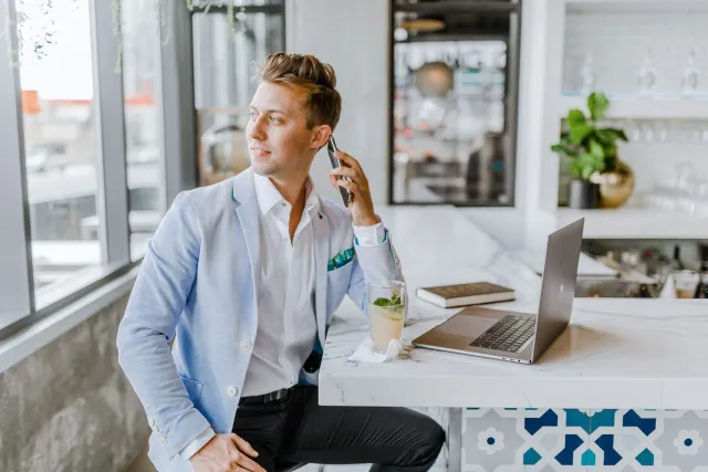 Mann mit Smartphone am Ohr im Büro