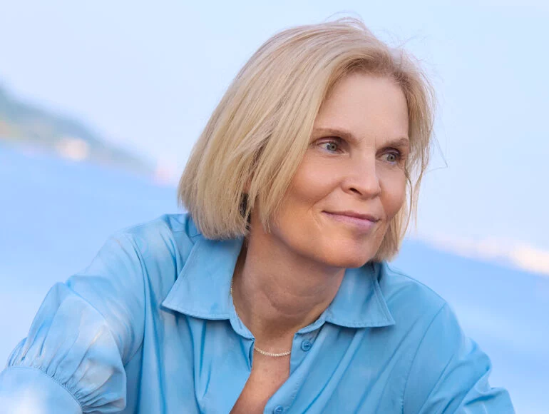 Claudia Bischoff am Wasser, in die Ferne schauend