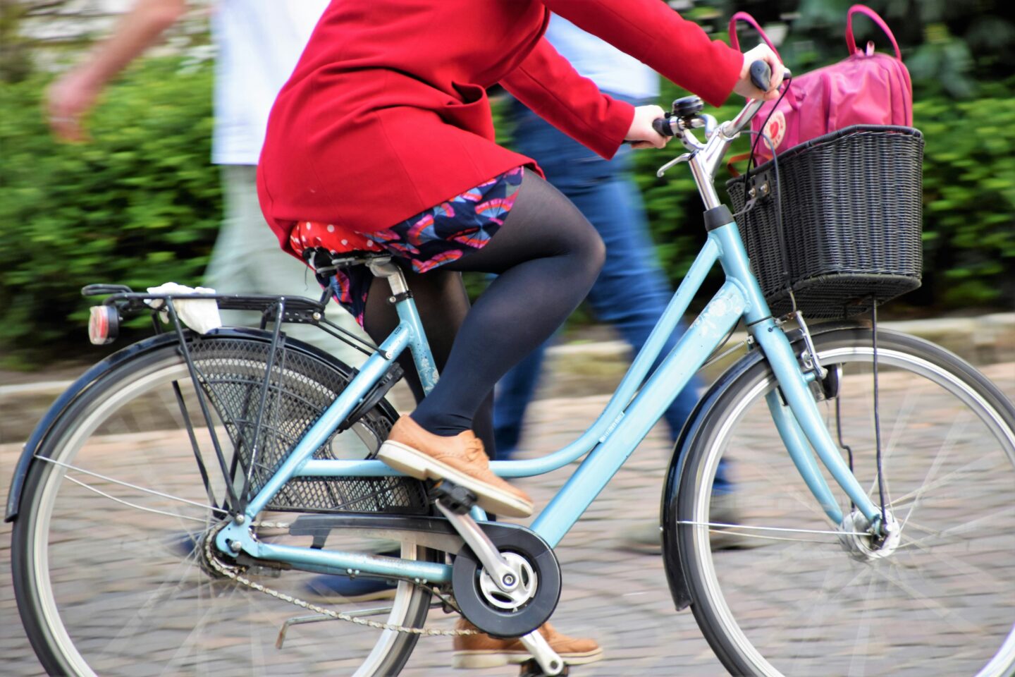 Frau fährt Fahrrad